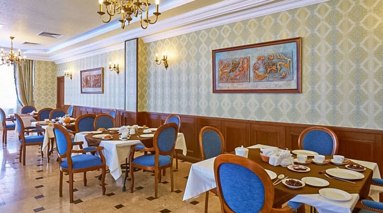 Общий вид малого зала ресторана санатория Казахстан в Ессентуках