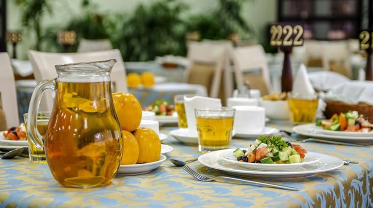 Блюда по заказному меню в обеденном зале санатория Казахстан. Ессентуки