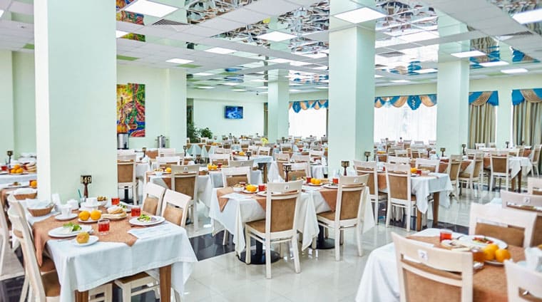 Общий вид зала ресторана санатория Казахстан. Ессентуки