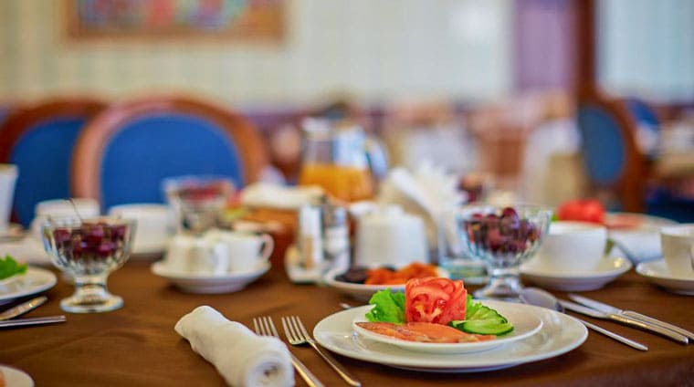 Блюда по заказному меню в малом обеденном зале санатория Казахстан в Ессентуках