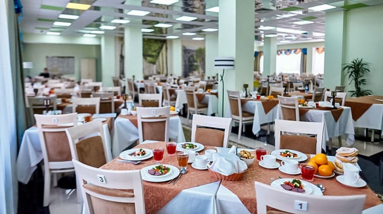 Сервированный стол в обеденной зале санатория Казахстан в Ессентуках