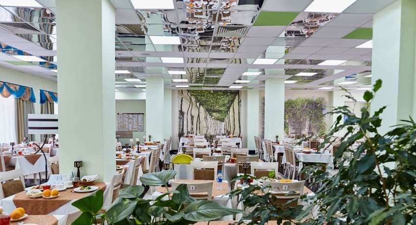 Обеденный зал ресторана санатория Казахстан в Ессентуках