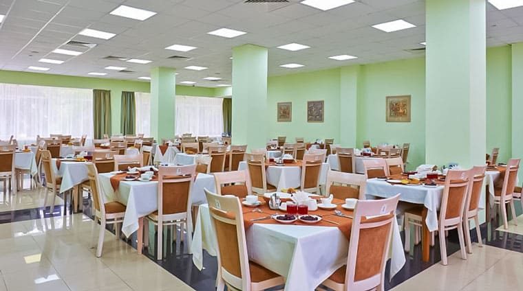 Организация питания в обеденном зале санатория Казахстан Ессентуков