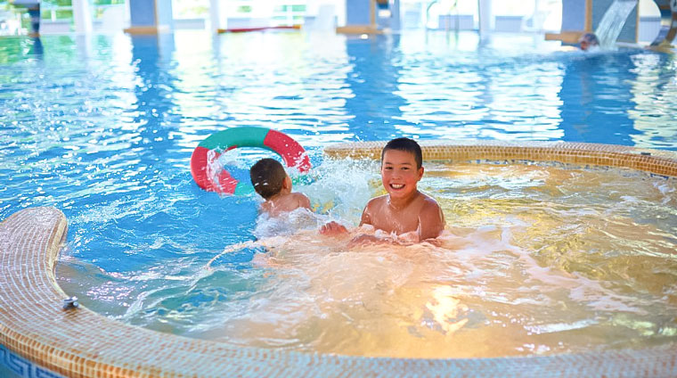 Детский отдых в бассейне санатория Казахстан в Ессентуках
