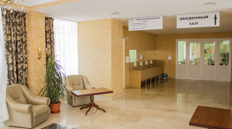 Зона отдыха в фойе перед обеденным залом в санатории Казахстан. Ессентуки