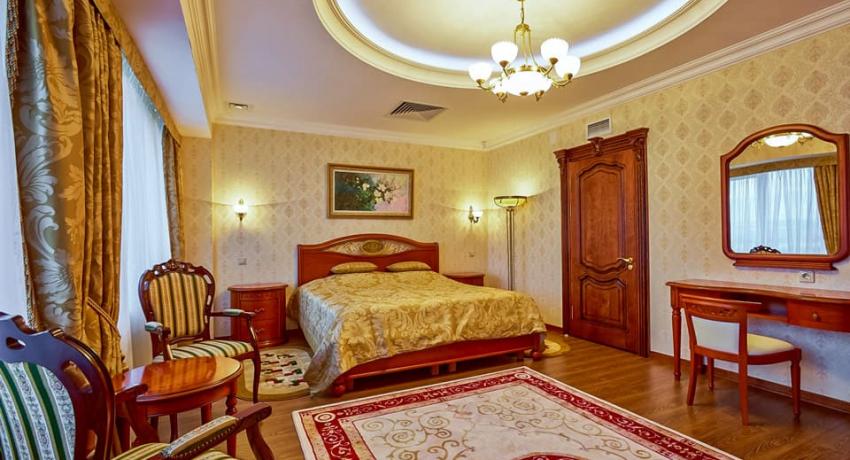 Спальная комната в 2 местном 4 комнатном Сюит санатория Казахстан в Ессентуках