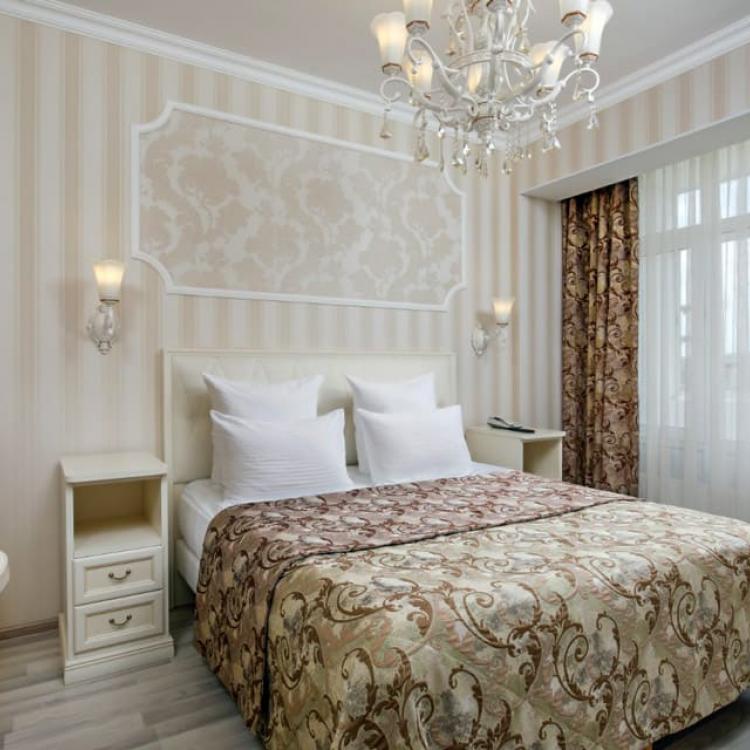 Спальная комната в 2 местном 2 комнатном Люксе санатория Казахстан в Ессентуках