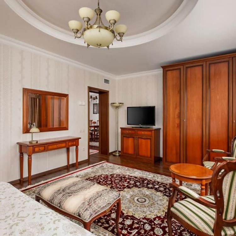 Оснащение спальной комнаты №2 2 местного 4 комнатного Сюит Президентский санатория Казахстан в Ессентуках