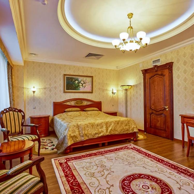 Спальная комната в 2 местном 4 комнатном Сюит санатория Казахстан в Ессентуках