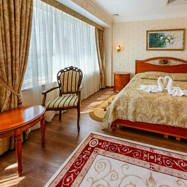Интерьер спальни 2 местного 4 комнатного Сюит в санатории Казахстан. Ессентуки