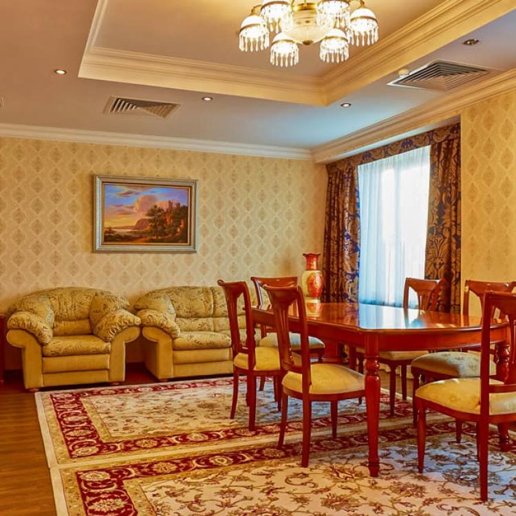 Гостиная в 2 местном 4 комнатном Сюит санатория Казахстан в Ессентуках