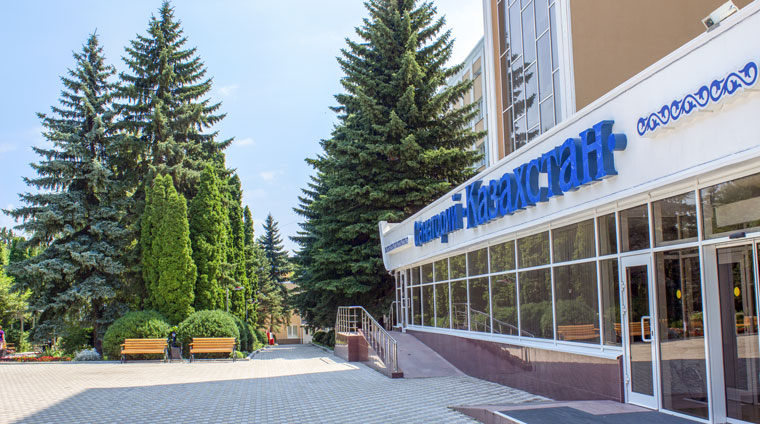 Центральный вход в санаторий Казахстан в Ессентуках