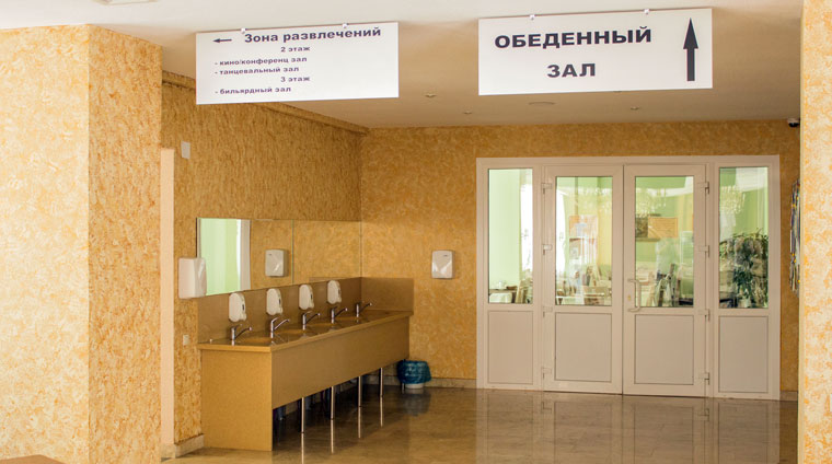 У входа в обеденный зал санатория Казахстан в Ессентуках